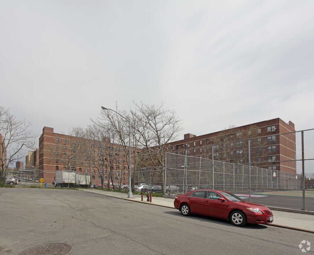 Building Photo - 463 Watkins St