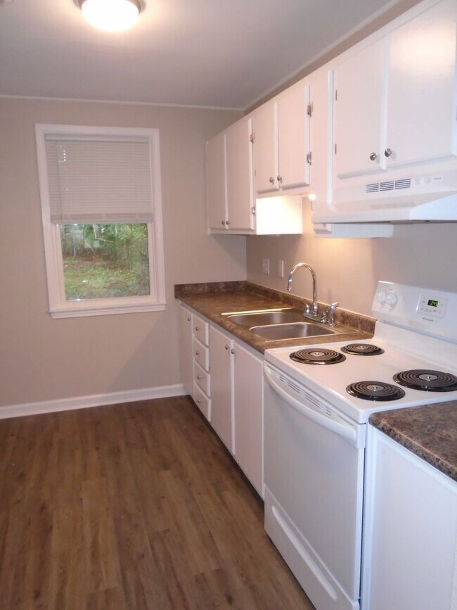 Foto del edificio - This two bedroom one bath duplex is centrally located. Just minutes to area bases, beaches, shopp...