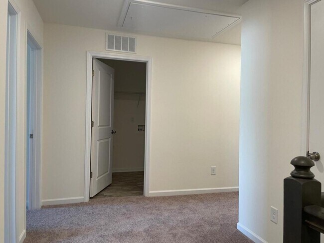 Foto del edificio - Room in 3 Bedroom Townhome at Aubrey St