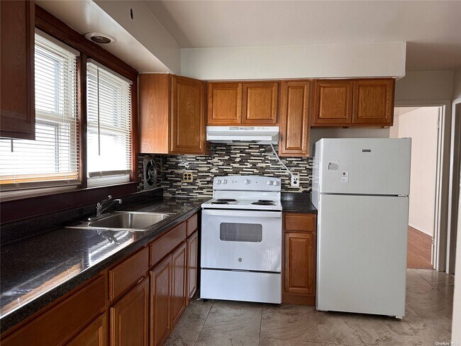 Building Photo - 45 Benedict Ave