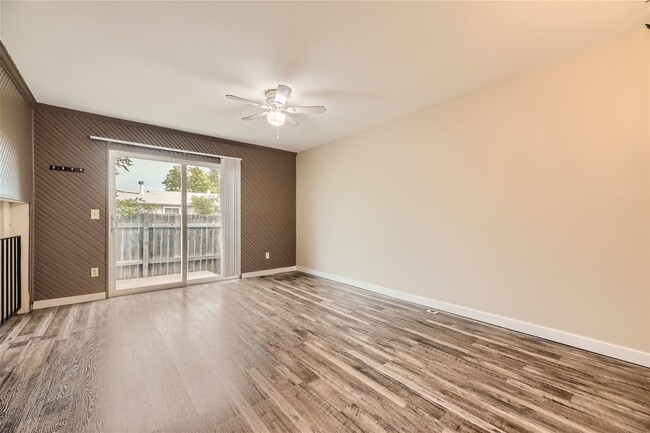 Building Photo - Beautiful townhome in Madison Hill Community-