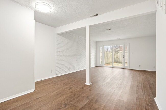 Foto del edificio - 7488 Country Brook Dr