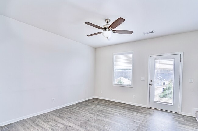 Building Photo - 302 Laurel Park Dr