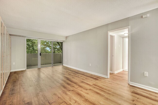 Foto del edificio - Water, Gas, Electric Utilities included in rent! Available Now! 1 Bed / 1 Bath Condo in the heart...