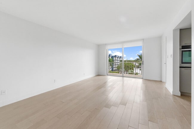 Building Photo - 16546 NE 26th Ave