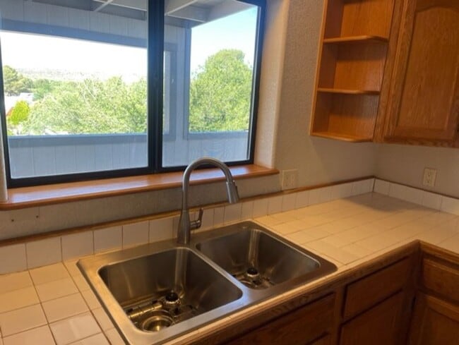 Building Photo - 3 Bed 3 bath Home with a lot of space 2 se...