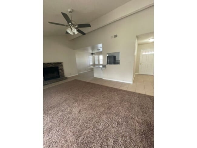 Foto del edificio - freshly painted , new carpet, big yard wit...