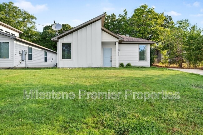 Building Photo - 723 Maple Row