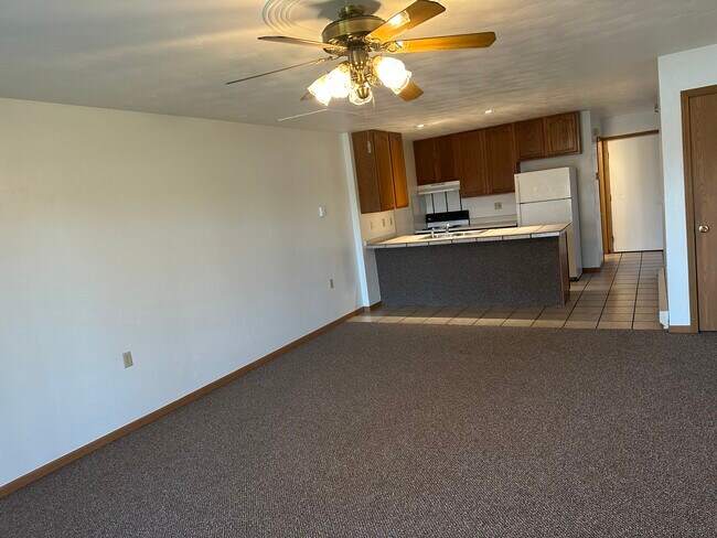 Building Photo - 1010 Lakeshore Dr