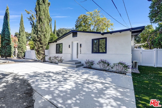 Foto del edificio - 9642 Tujunga Canyon Blvd