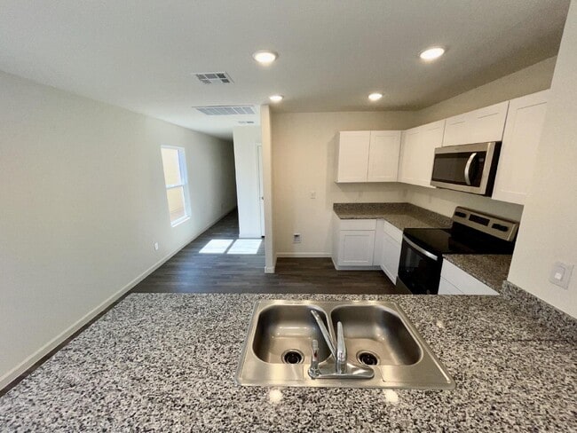 Building Photo - BHCRENT.COM 3 bed 2 bath 2 car garage, gat...