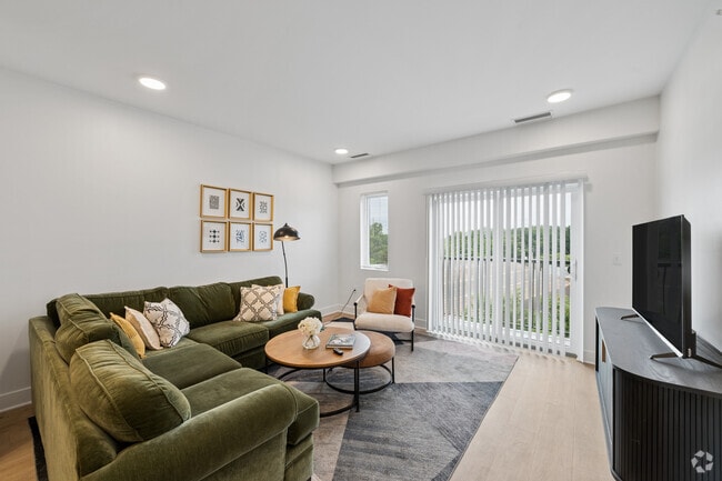 1BR, 1BA - 740SF - Living Room - The Monroe