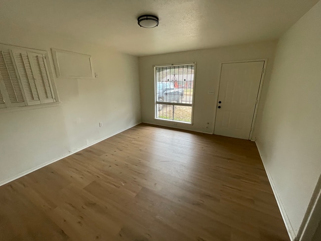 Foto del edificio - 319 Queen Margaret Ln