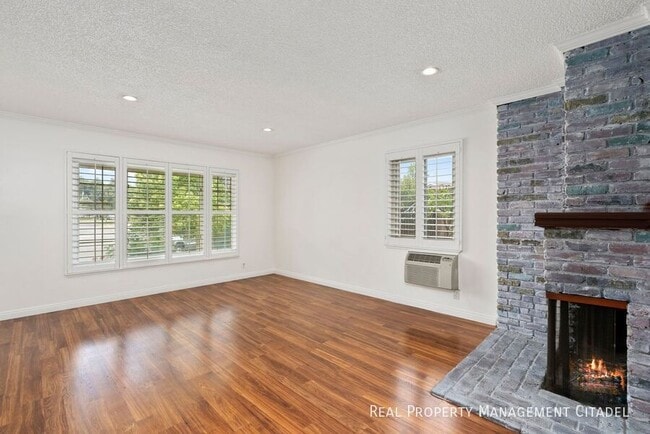 Building Photo - 2260 E Standish Ave