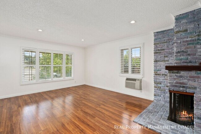 Foto del edificio - 2260 E Standish Ave