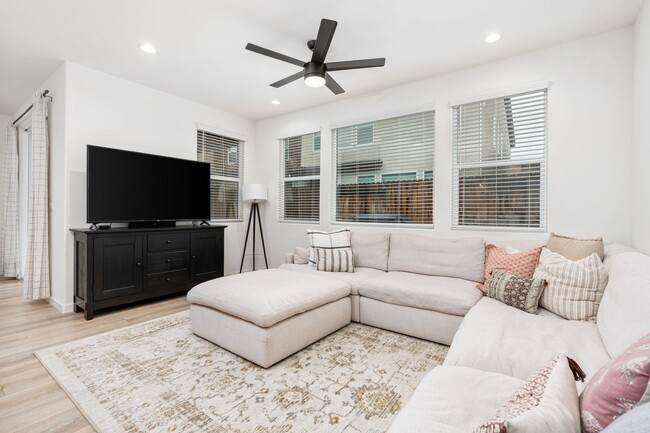 Foto del edificio - $2,495 HWY 41 & Ave. 12, 3 Bedroom 2.5 Bat...