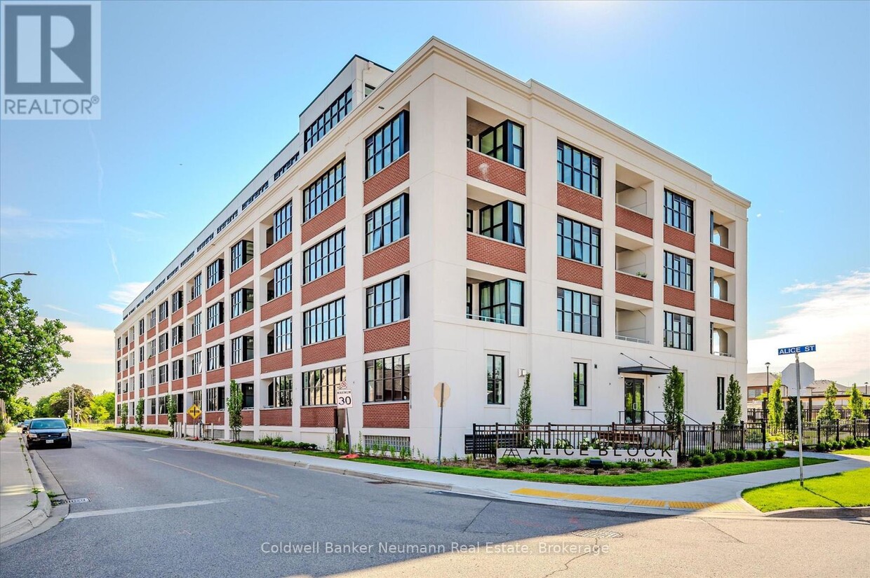 Photo principale - 120-120 Huron St