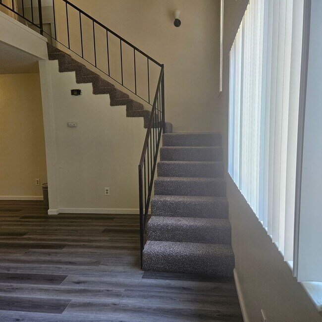 Building Photo - 2 Bedroom Townhouse