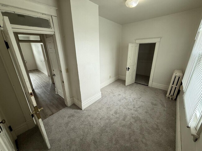 Building Photo - 620 Bowery St