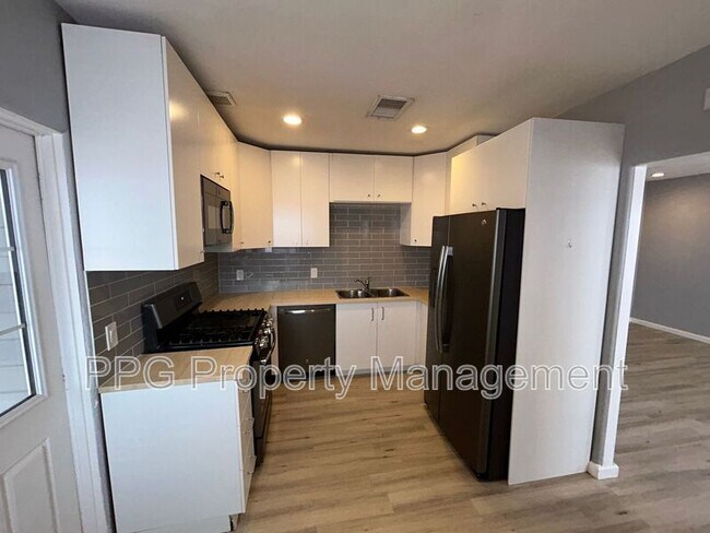 Photo - 2501 E Clarendon Ave Townhome