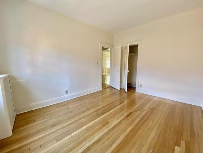 Foto del edificio - 4-Bed 2-Bath w/ H & HW Coolidge Corner