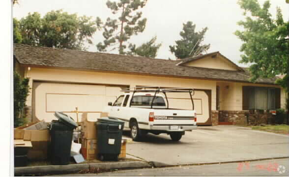 Building Photo - 3047 Van Sansul Ave