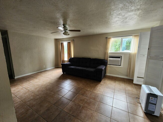 Foto del edificio - Upstairs Apartment Above Holly Market