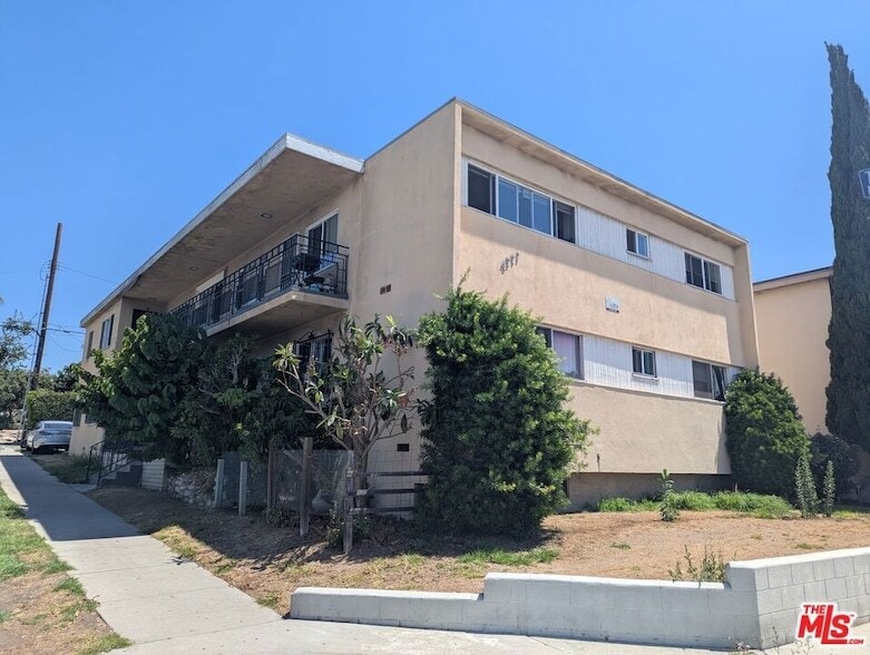 Primary Photo - 4777 San Vicente Blvd