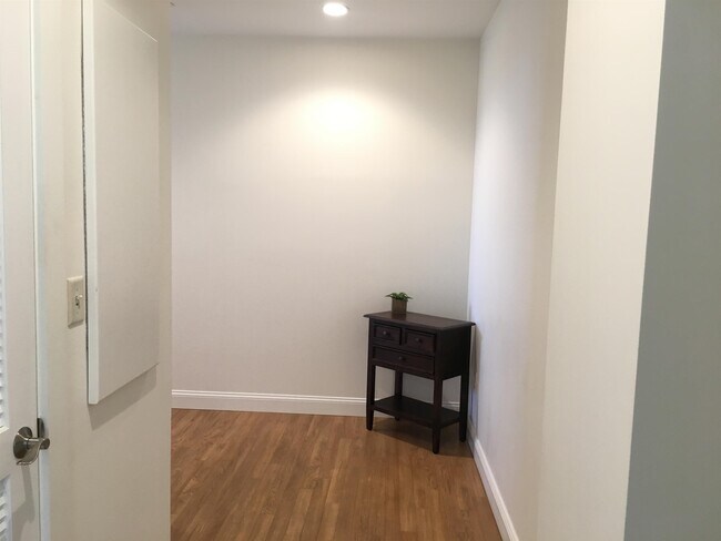 Building Photo - 875 Elm St