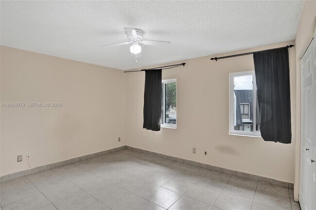 Foto del edificio - 5555 Ludlam Rd