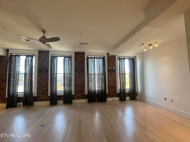 Foto del edificio - 106 W Summit Hill Dr SW