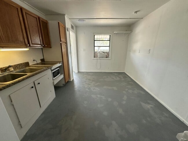 Foto del edificio - 14035 W River Rd