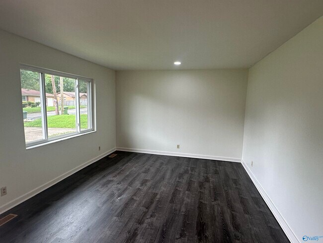 Building Photo - 2616 Skyline Dr NW