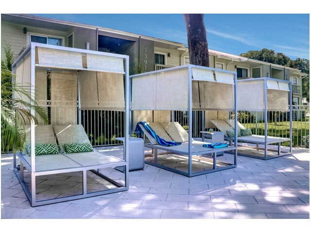 Cabañas de la piscina a medida - The Grove Apartments