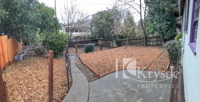 Building Photo - Adorable home with large backyard
