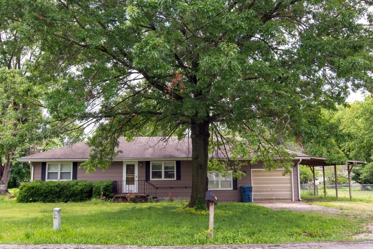 3505 W 6th St, Coffeyville, KS 67337 Room for Rent in Coffeyville, KS