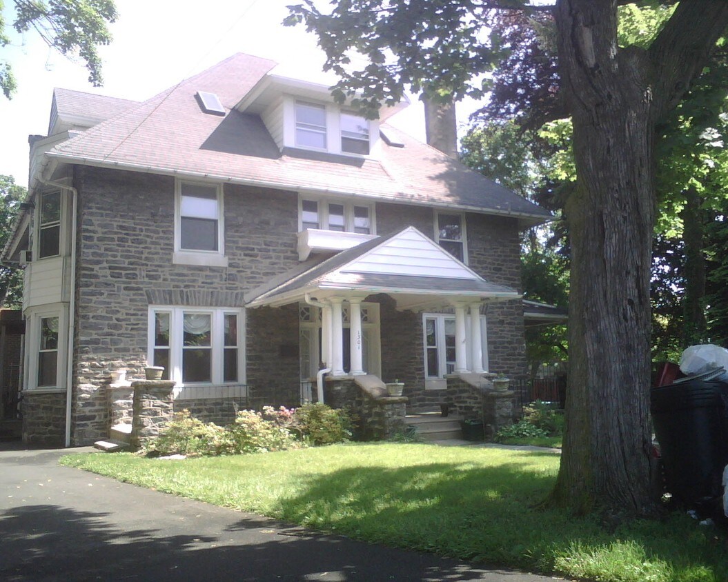 Foto principal - 1301 Oak Ln