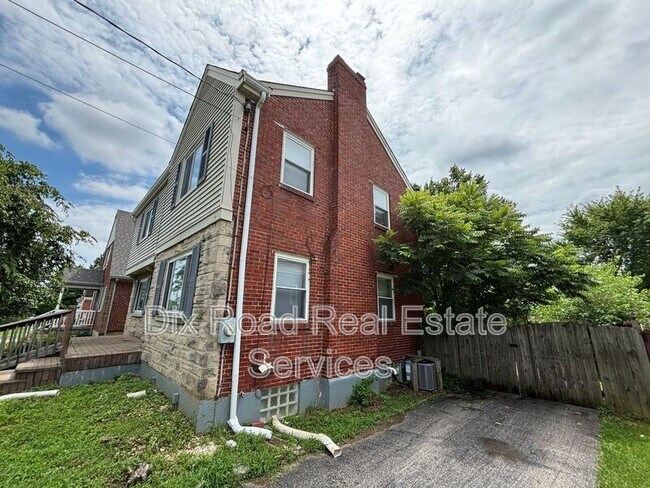 Foto del edificio - 5587 Surrey Ave