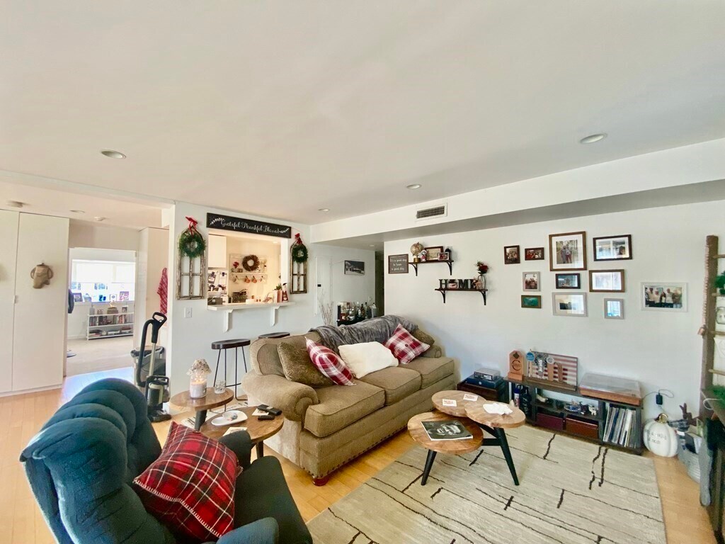 Primary Photo - 211 West St