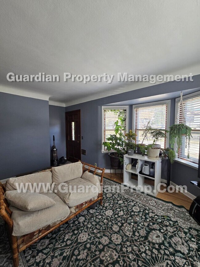 Foto del edificio - NE Minneapolis House, Fenced Yard, 2 Car Garage, gas fireplace
