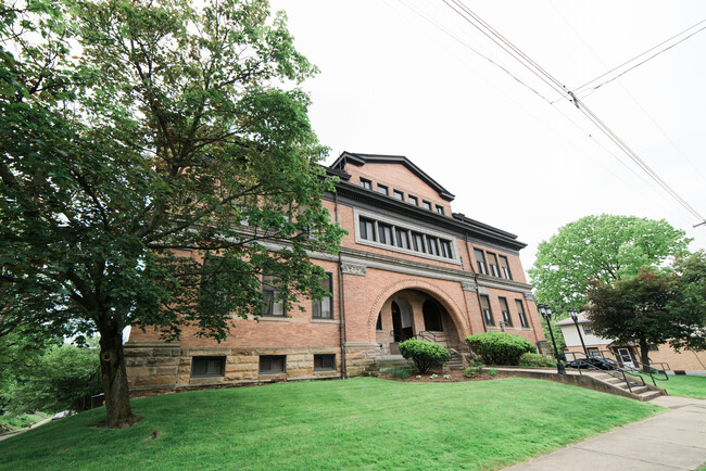 Apartamentos de la escuela Jacksonian - Jacksonian Schoolhouse Apartments