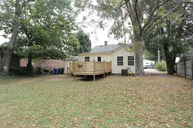 Building Photo - Students- 2025 HOUSING!!