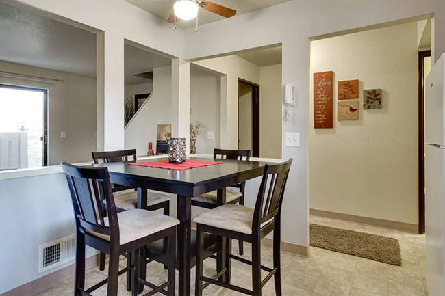 Dining Room - Autumn Woods Apartments