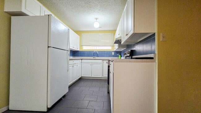 Building Photo - 1515-1536 36 St SE