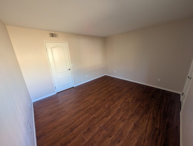 Foto del edificio - Upgraded UTC Condo in Quiet, Serene Setting