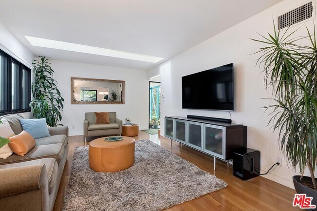 Building Photo - 832 Superba Ave
