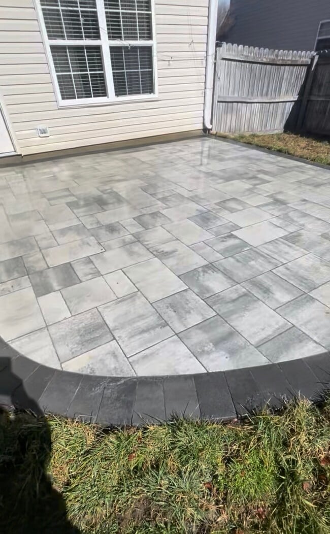 Foto del edificio - 303 Brittania Dr