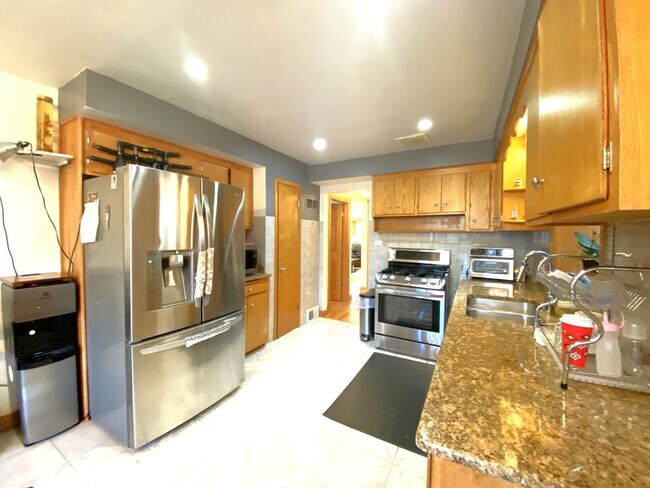 Building Photo - 5128 N Keeler Ave