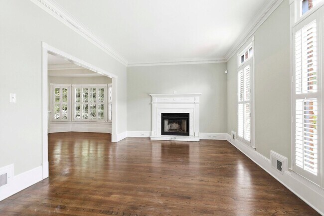 Foto del edificio - Charming 3BR Townhome with Elevator in the Heart of Fayetteville