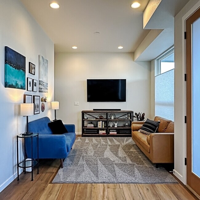 Building Photo - 870 Cimarron Dr